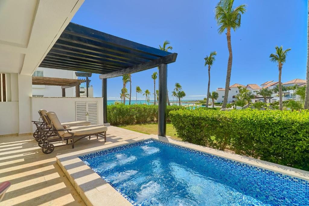 Relax Beach Condo W- Private Pool And Beach! photo 3