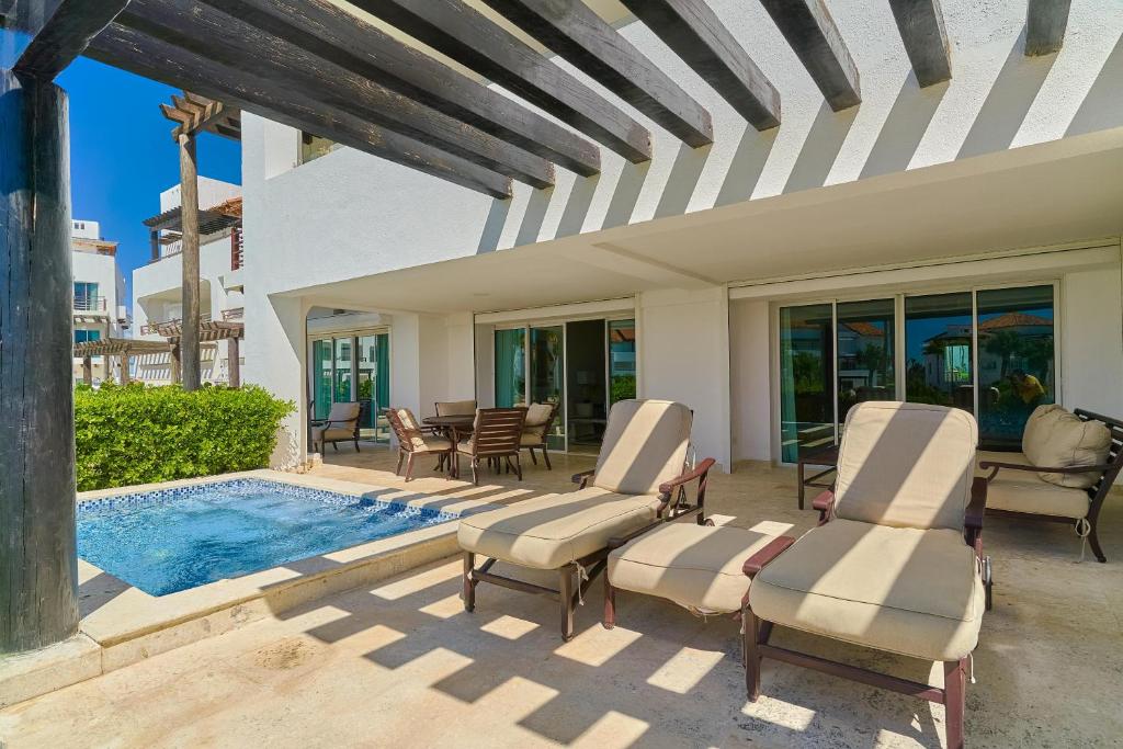 Relax Beach Condo W- Private Pool And Beach! photo 4