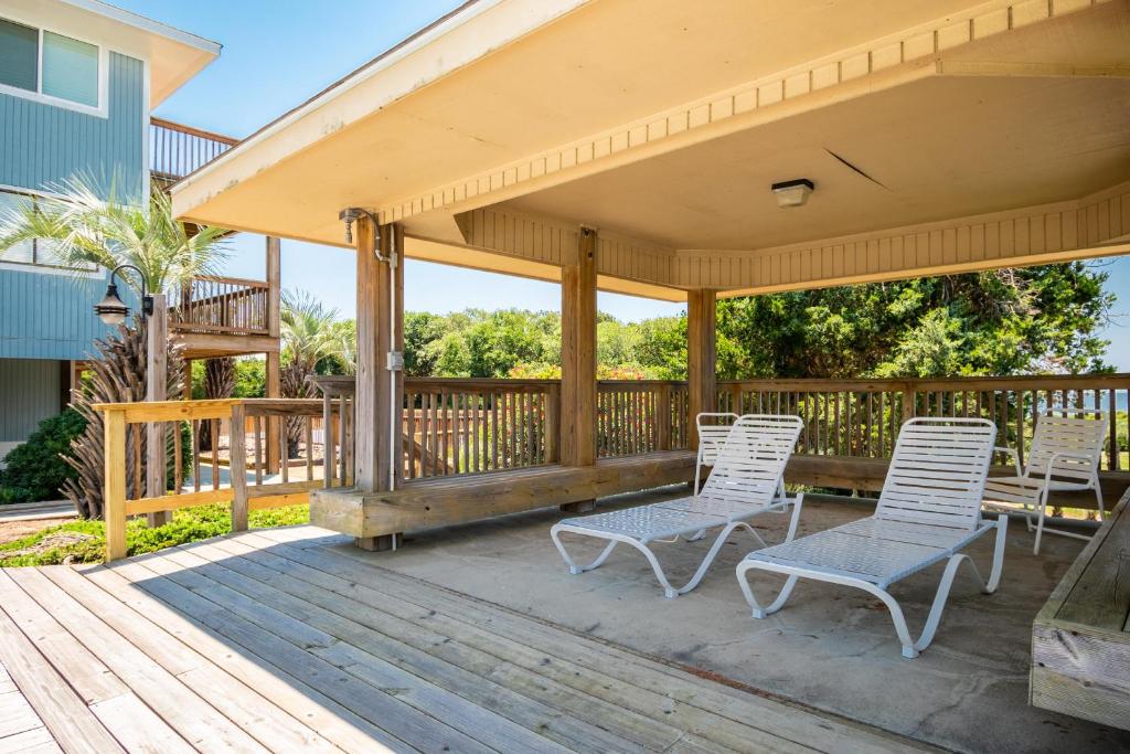 Beach Getaway Among The Oaks image