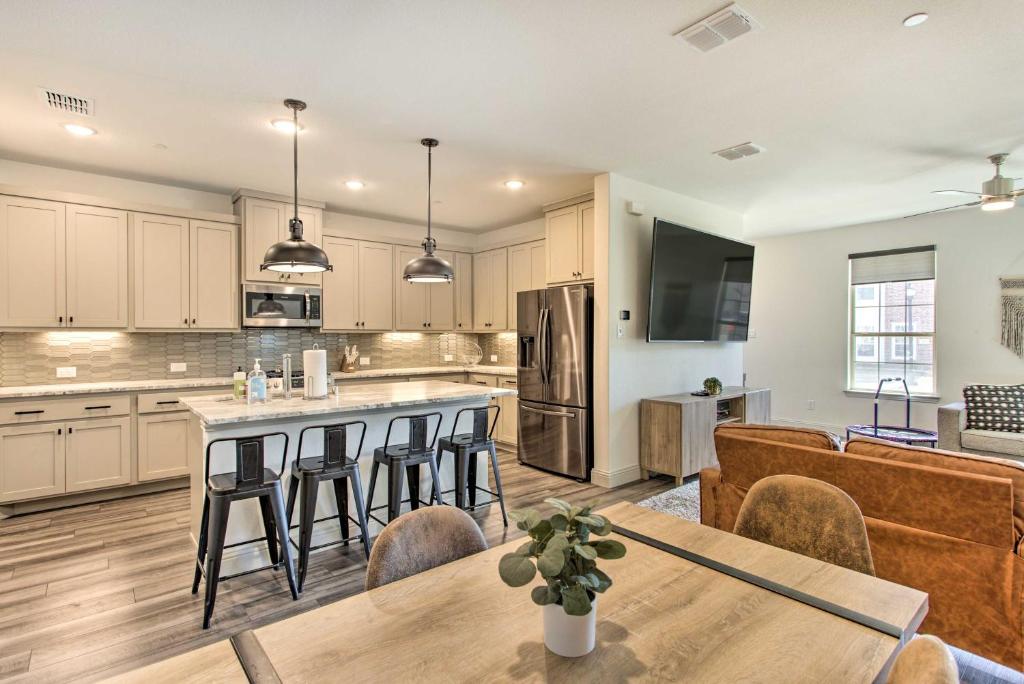 Family Townhome about 7 Mi to Lewisville Lake!