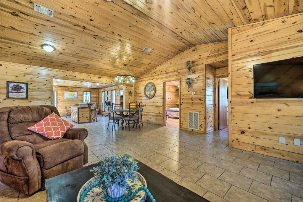 Broken Bow Cabin Getaway with Deck and Grill! photo 1