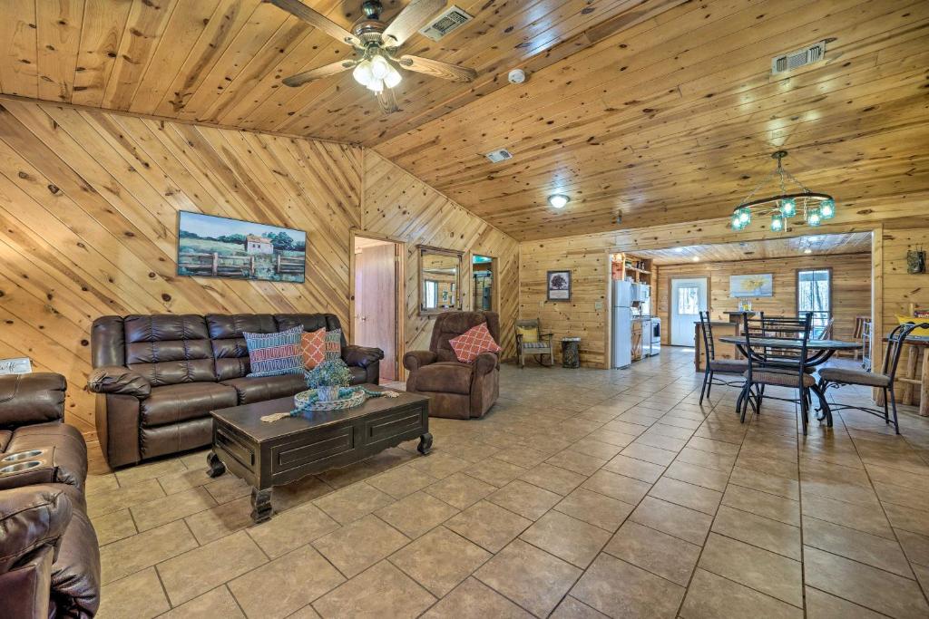 Broken Bow Cabin Getaway with Deck and Grill! photo 2