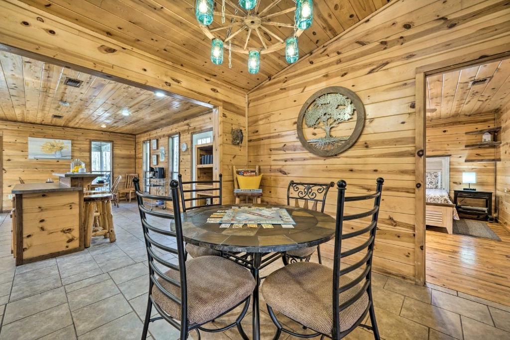 Broken Bow Cabin Getaway with Deck and Grill! photo 4
