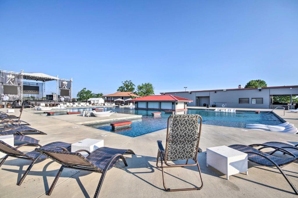 Ozarks Vacation Rental Condo with Lake View! photo 2