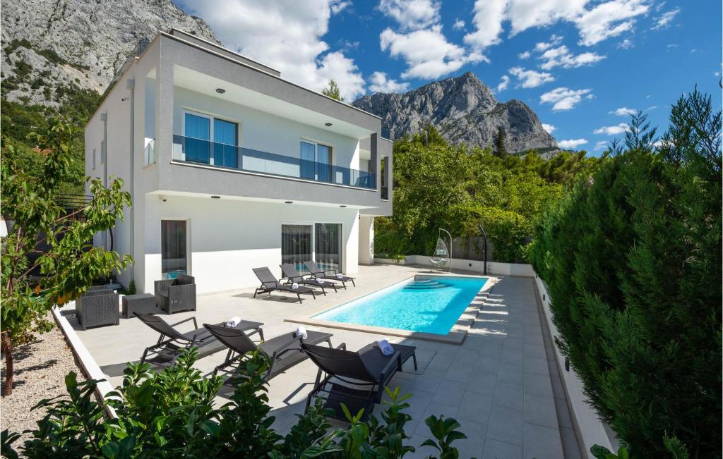 Stunning Home In Bast With Heated Swimming Pool, 3 Bedrooms And Jacuzzi