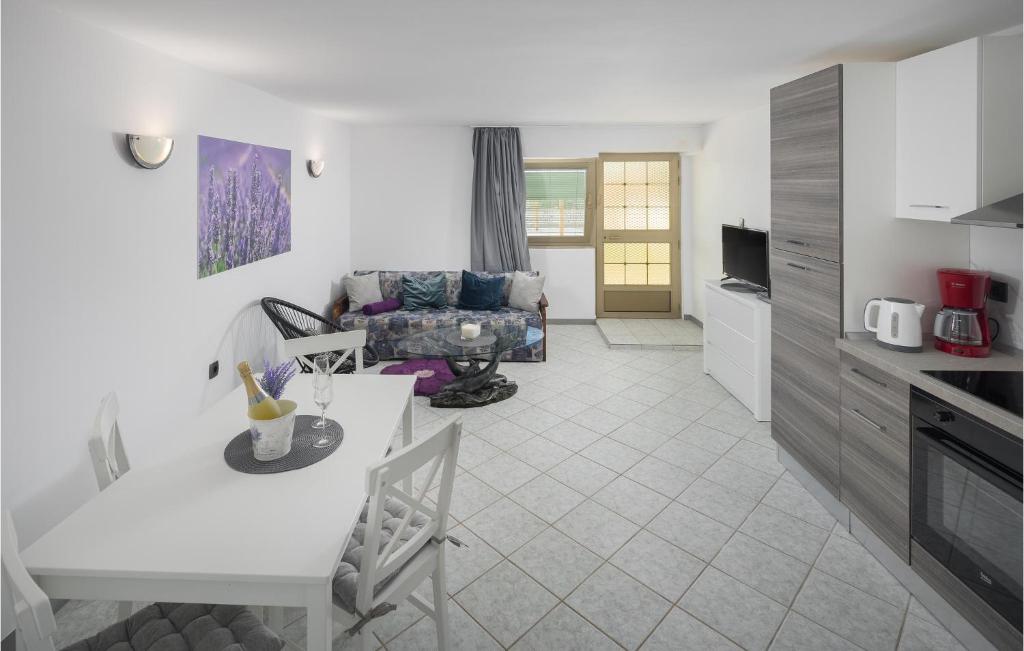 Awesome Apartment In Vrsar With 1 Bedrooms, Wifi And Outdoor Swimming Pool photo 3
