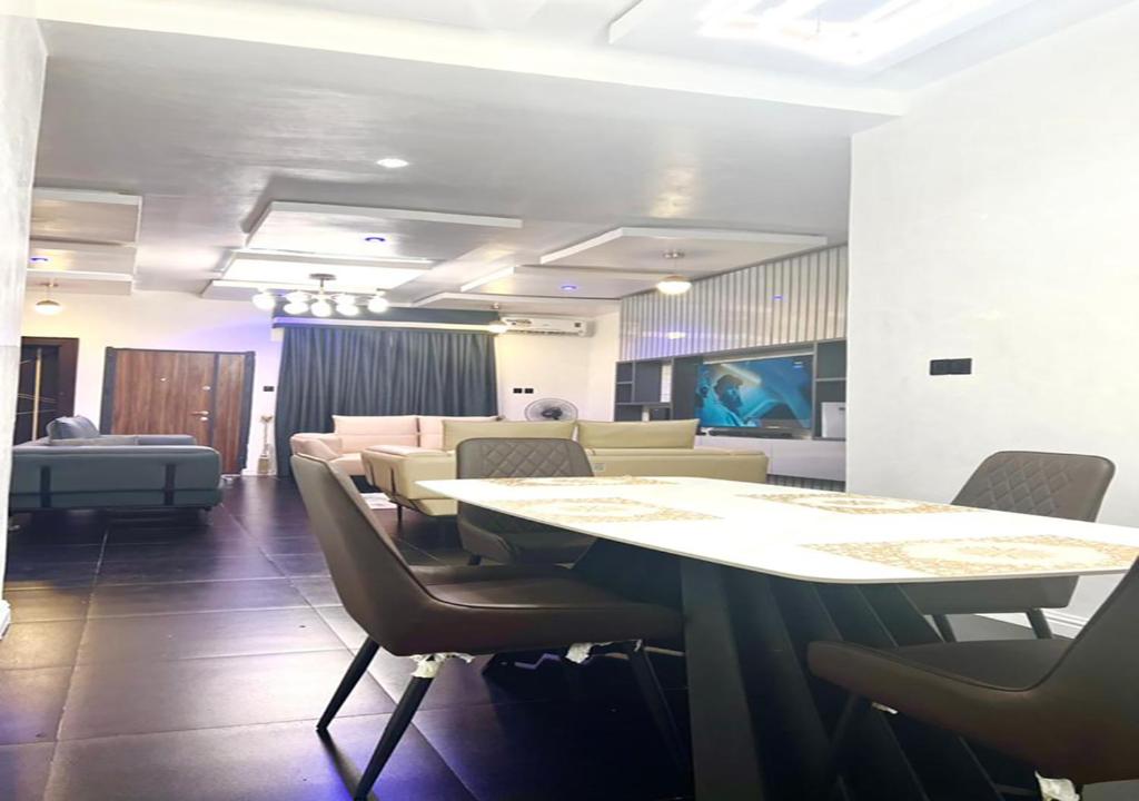 THE CROWN fully furnished 2 bedroom apartment photo 4