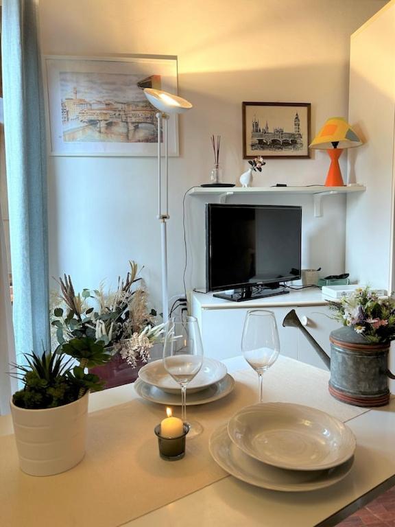 Romantic Nest Florence Studio - Tap to explore photos