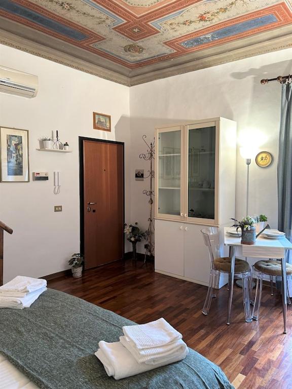 Romantic Nest Florence Studio - Tap to explore photos