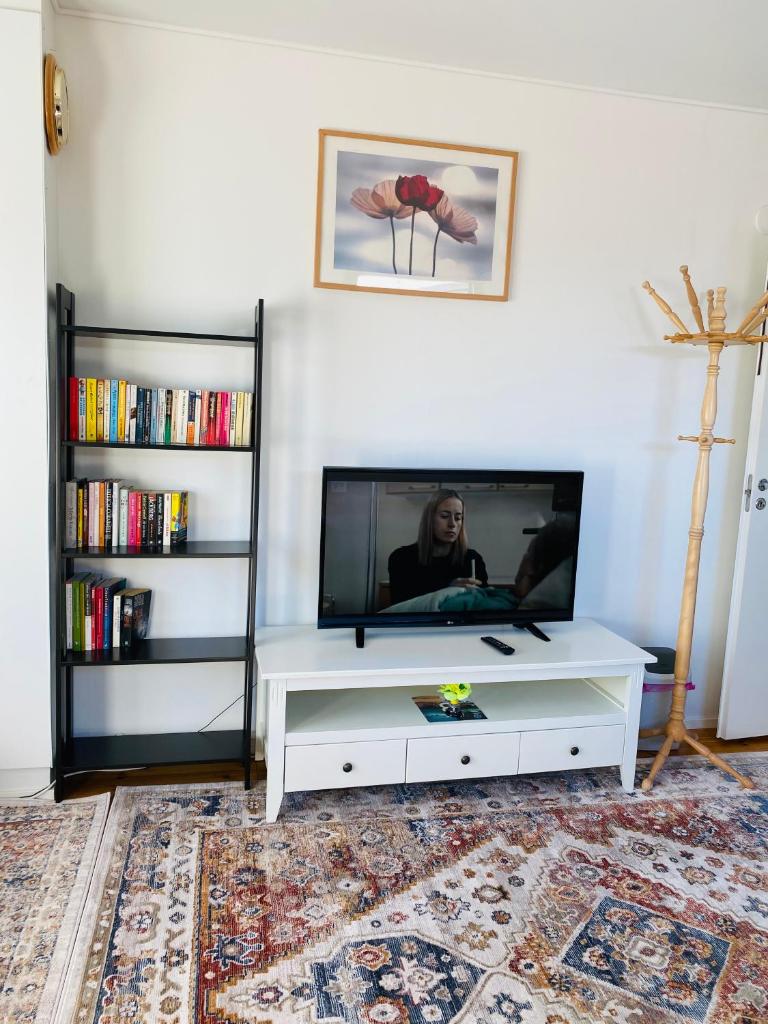 two bedrooms,dining area and bathroom with private entrance photo 1