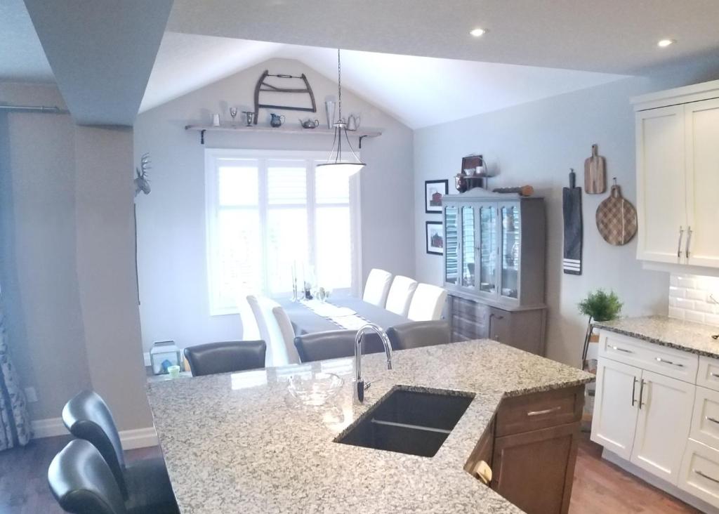 Executive House easy access to Kitchener-Waterloo, Cambridge, Toronto, walk to restaurants photo 2