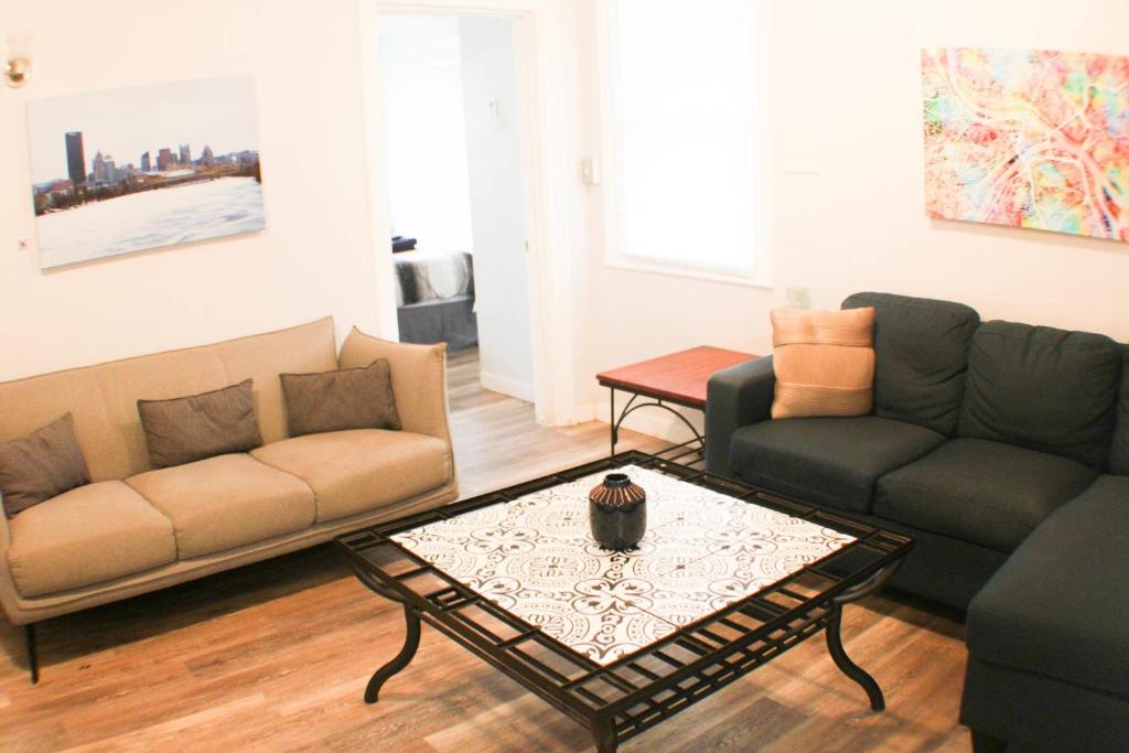 2BR - Parking - 5 Min to North Shore! - Tap to explore photos