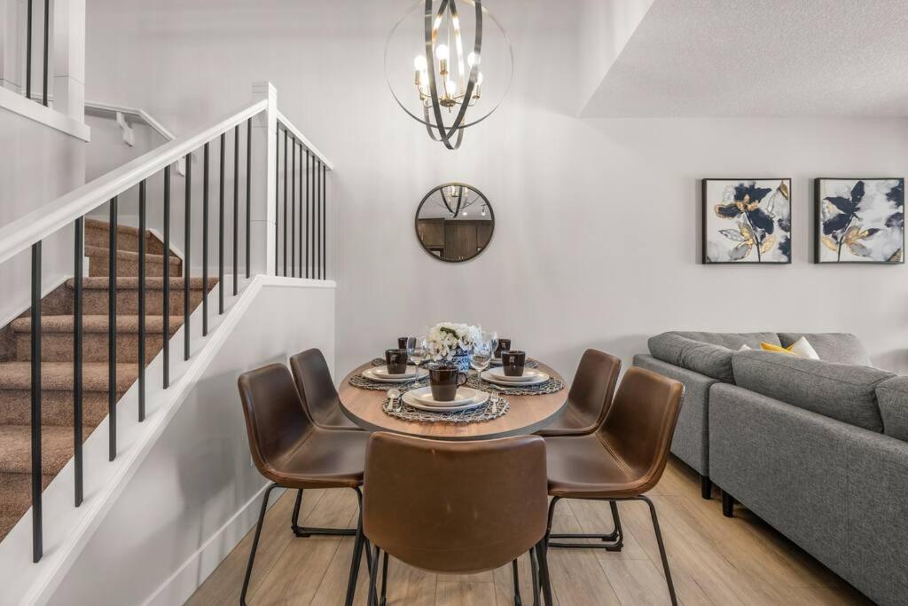 Stylish 3BR Townhouse by Airport photo 1