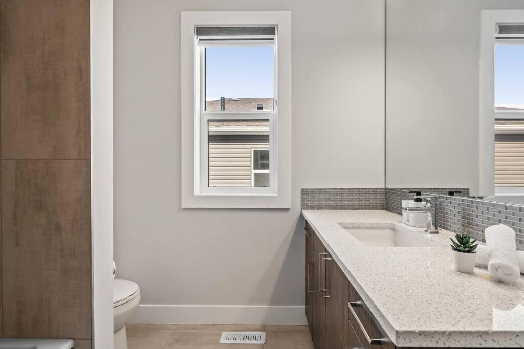 Stylish 3BR Townhouse by Airport photo 3