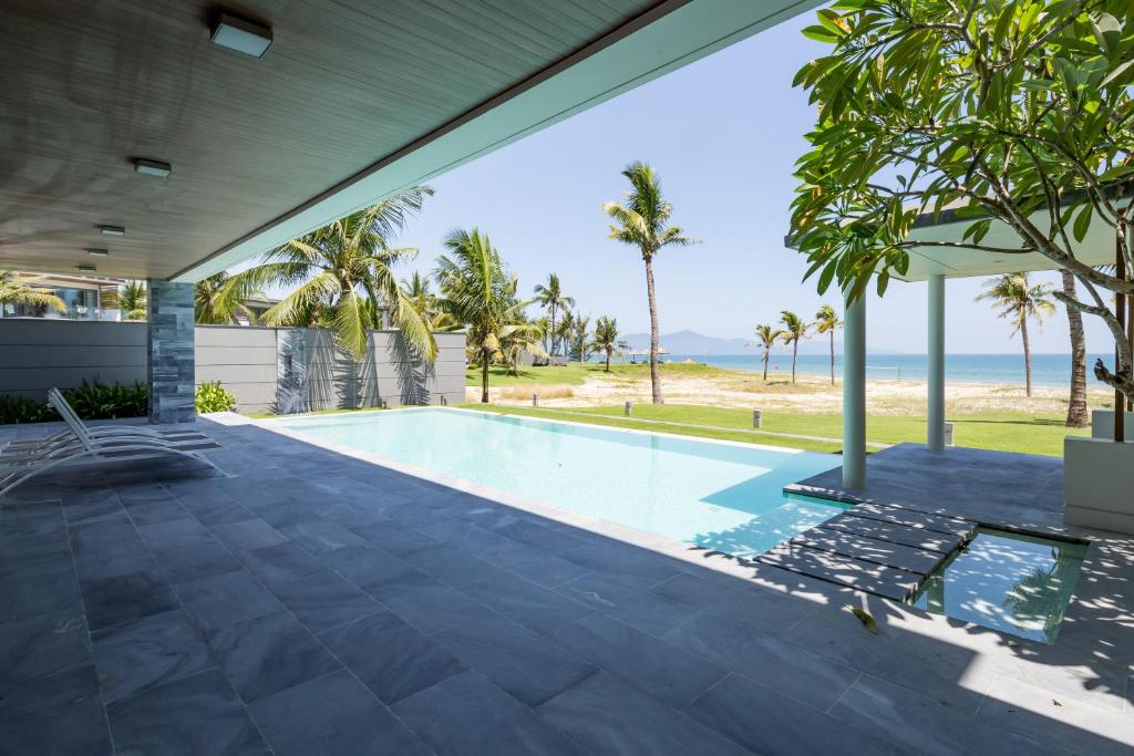 IDC White House Da Nang - Tap to explore photos