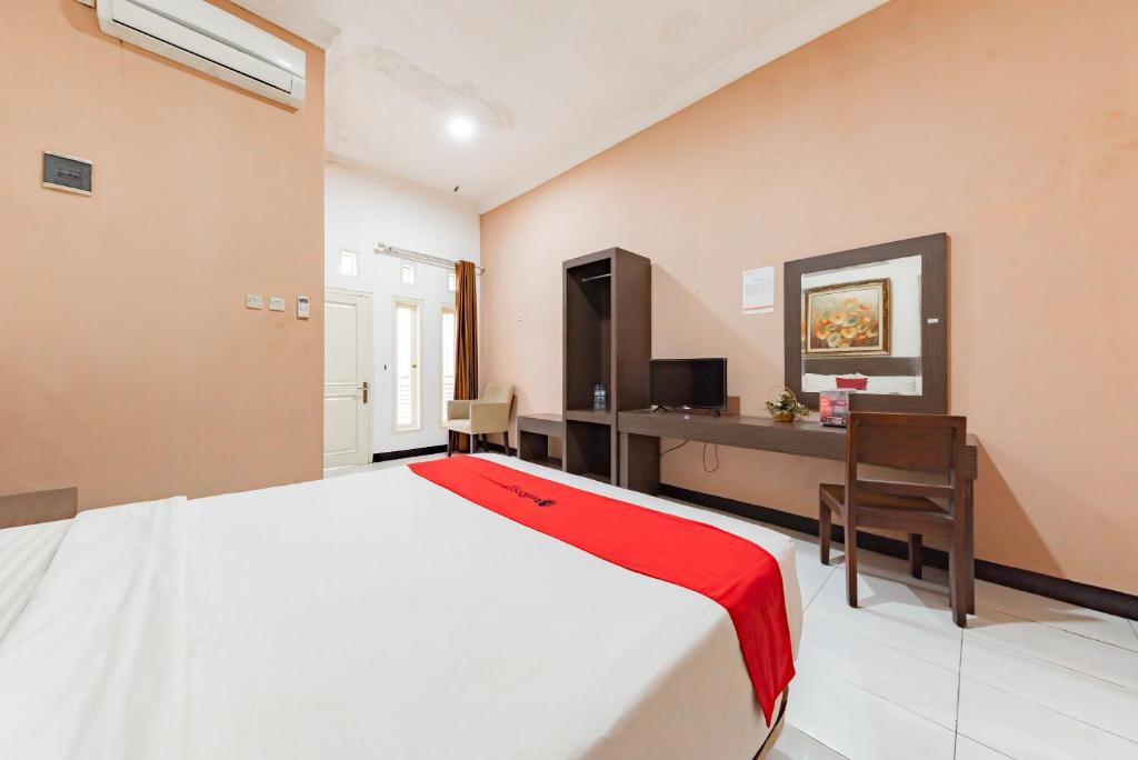 RedDoorz near Kejaksan Station Cirebon photo 3