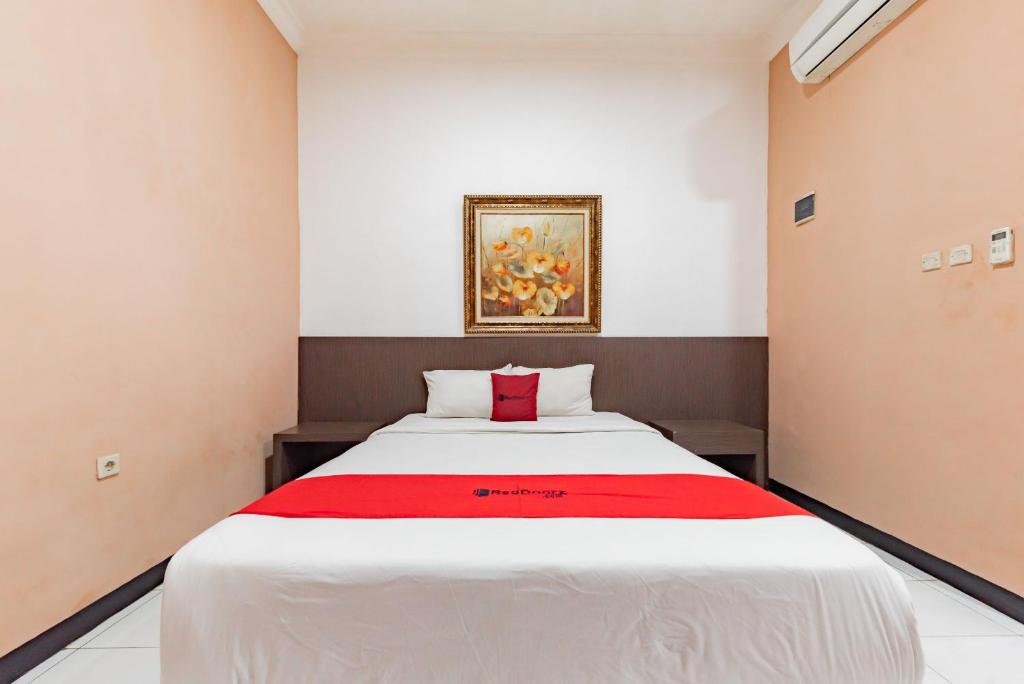RedDoorz near Kejaksan Station Cirebon photo 2