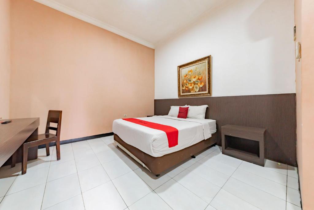 RedDoorz near Kejaksan Station Cirebon photo 1