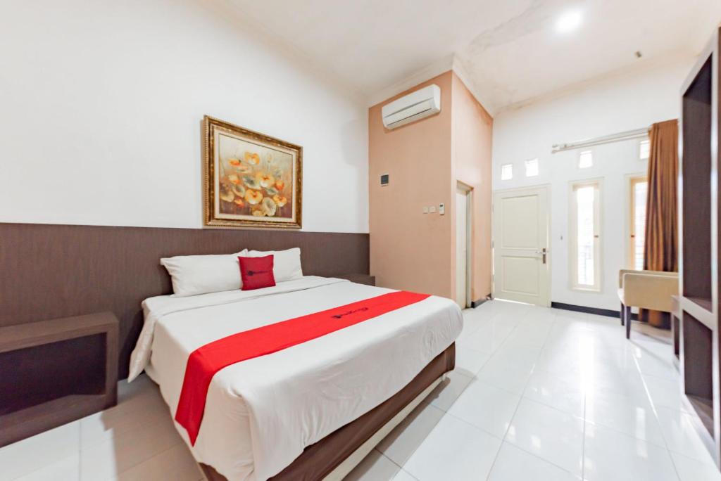 RedDoorz near Kejaksan Station Cirebon photo 4