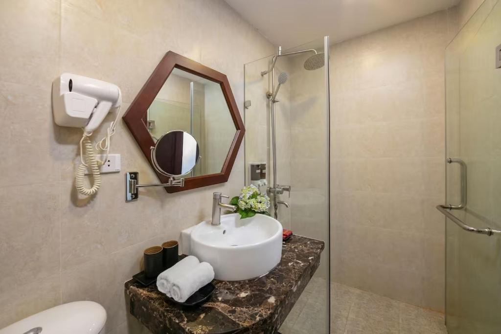 Bay Luxury - Vision Boutique Hotel, No 8 Tho Xuong, Hoan Kiem