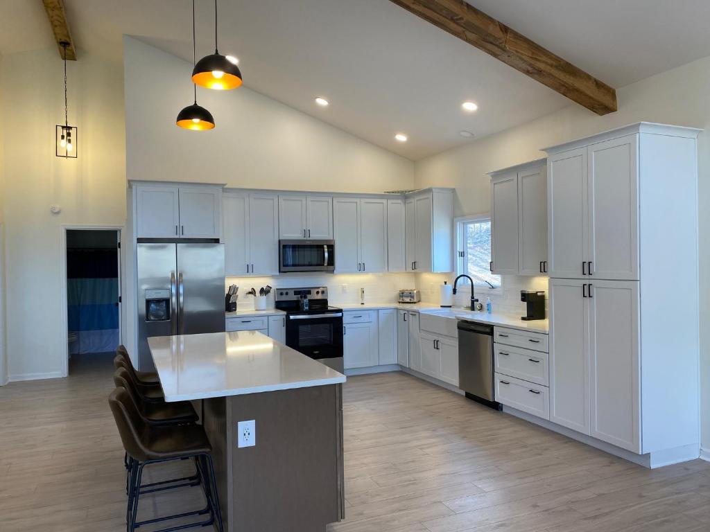 Waterfront w Private Dock, Luxurious & Cozy, Deerfield Resort photo 4