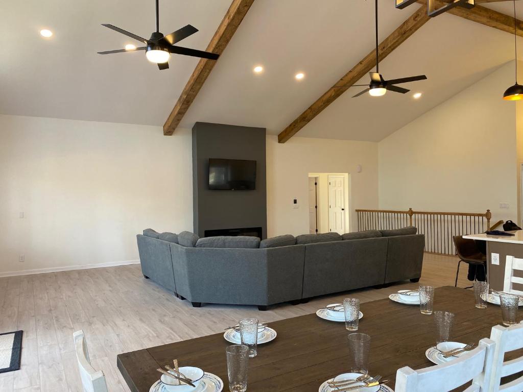 Waterfront w Private Dock, Luxurious & Cozy, Deerfield Resort photo 2