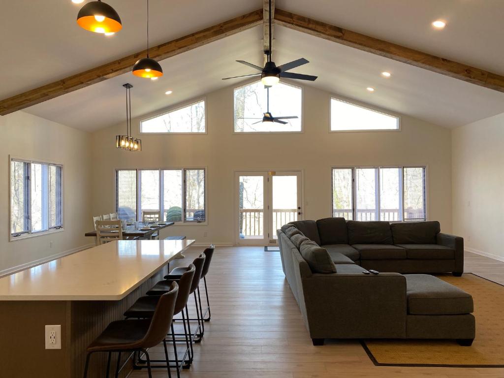 Waterfront w Private Dock, Luxurious & Cozy, Deerfield Resort photo 1