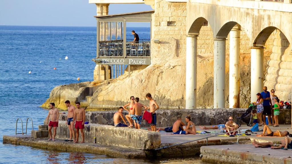 Holiday - Malta Balluta Beach - Tap to explore photos