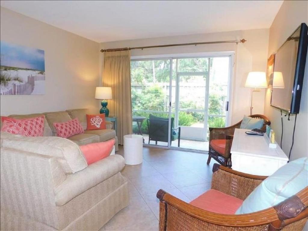 J15 lovely village area condo sleeps 6 comfy very nicely furnished screened in porch image