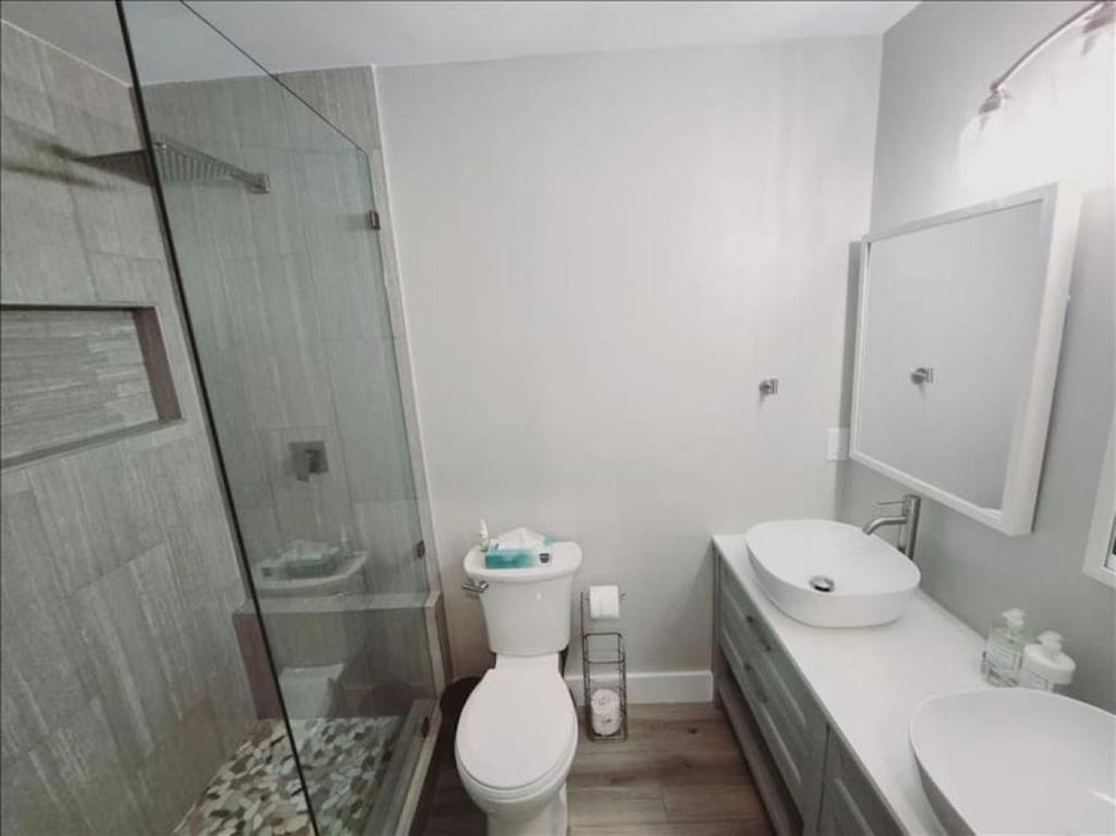 J7 completely renovated, 2 pools, pickleball, fishing, fitness center,easy walk to pier image