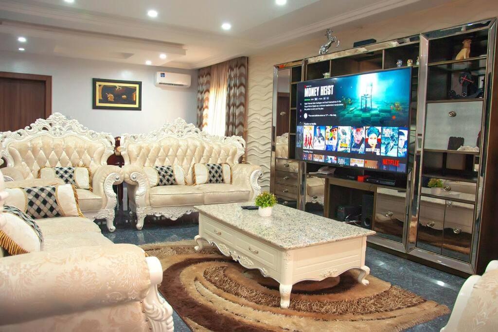 Modern Luxury Home W/ 24H Power Wi-Fi & Security photo 1
