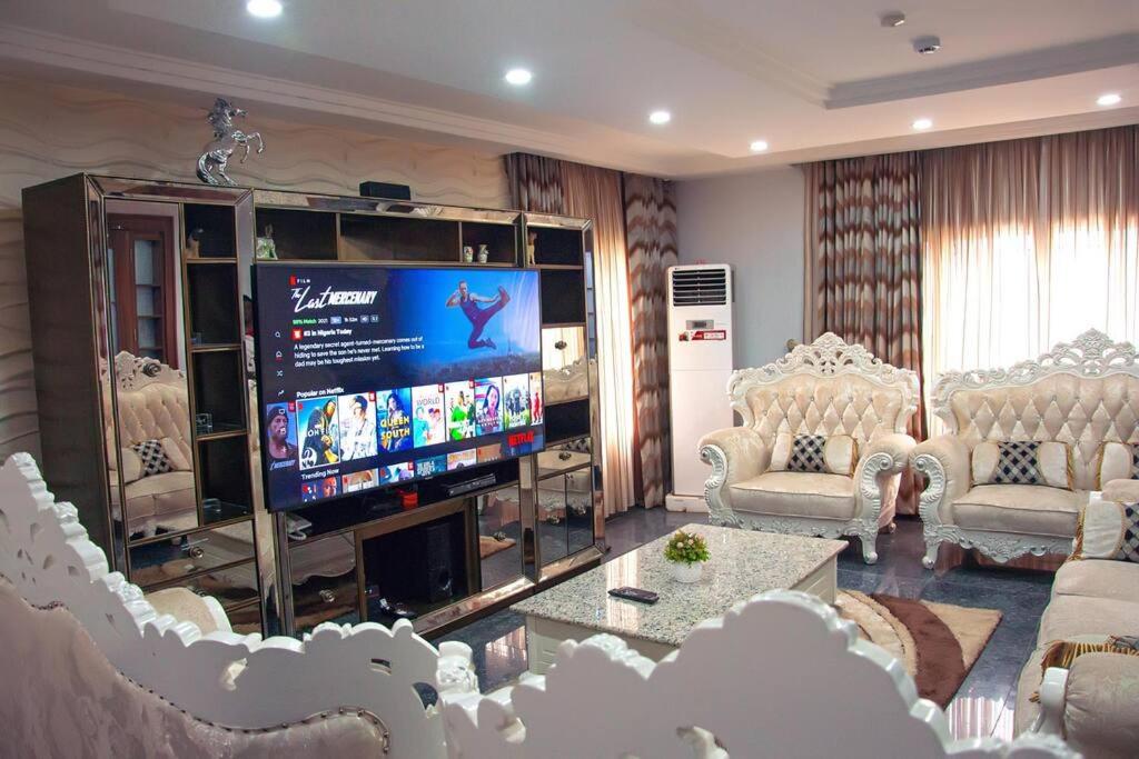Modern Luxury Home W/ 24H Power Wi-Fi & Security