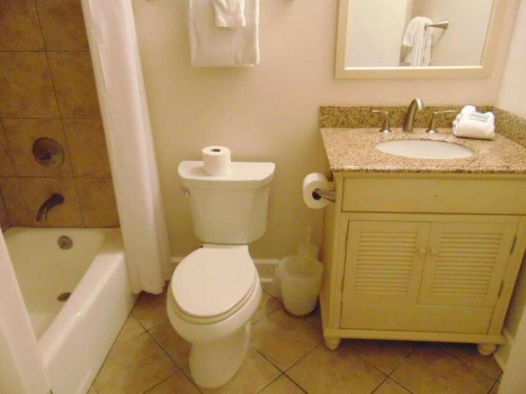 W2 Ocean Walk Resort upstairs 2 bed king and two twins next to back pool photo 3