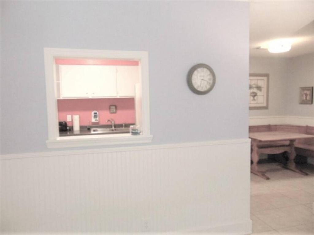 D7 screened porch welcoming and cozy Downstairs neat and ready for your arrival image