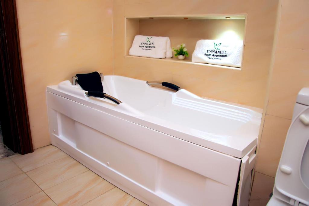 Modern Luxury Home W/ 24H Power Wi-Fi & Security photo 3