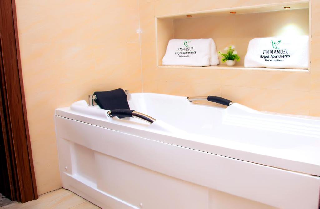 Modern Luxury Home W/ 24H Power Wi-Fi & Security photo 2