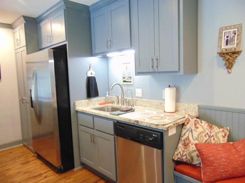 Q4 Professionally decorated upstairs beautiful soothing colors close to back pool photo 1