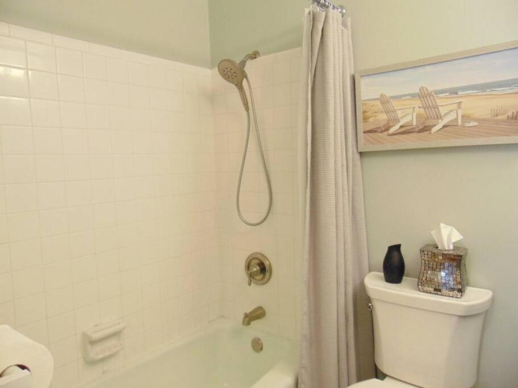 Q4 Professionally decorated upstairs beautiful soothing colors close to back pool photo 2