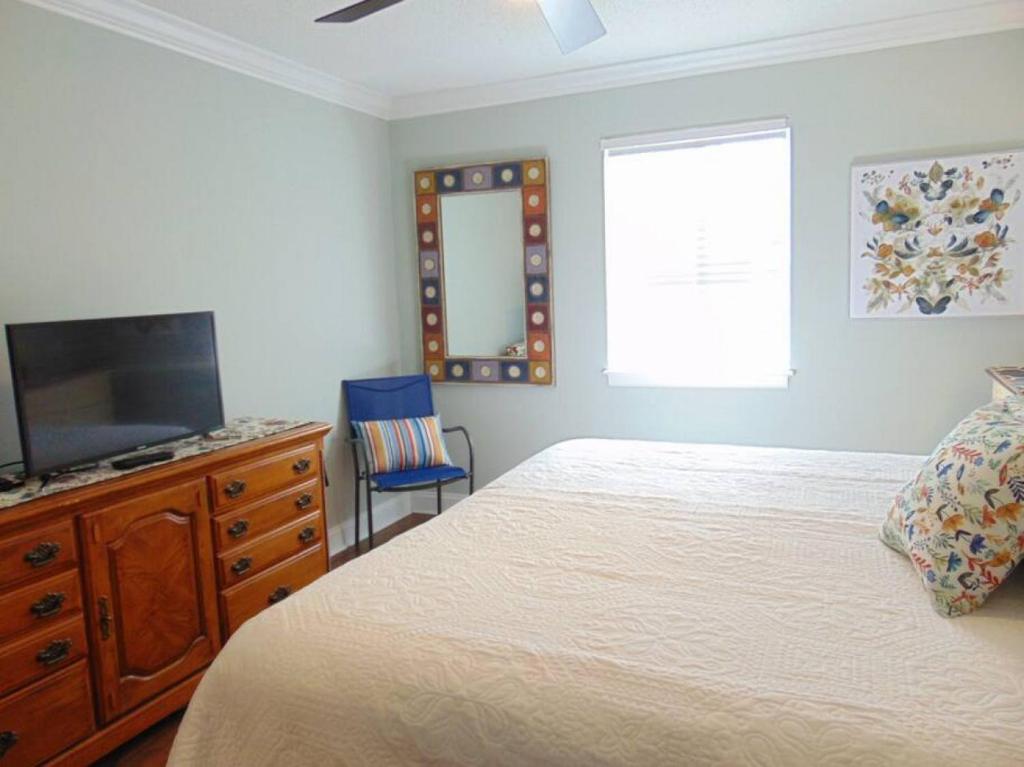 Q4 Professionally decorated upstairs beautiful soothing colors close to back pool photo 3
