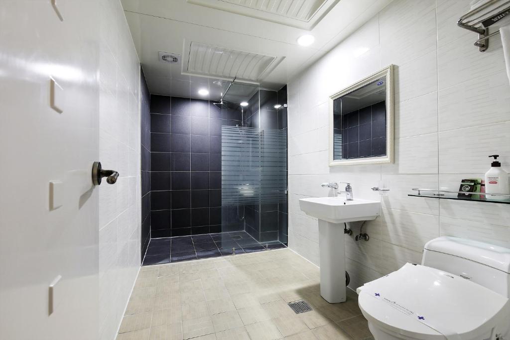 White Tourist Hotel photo 1