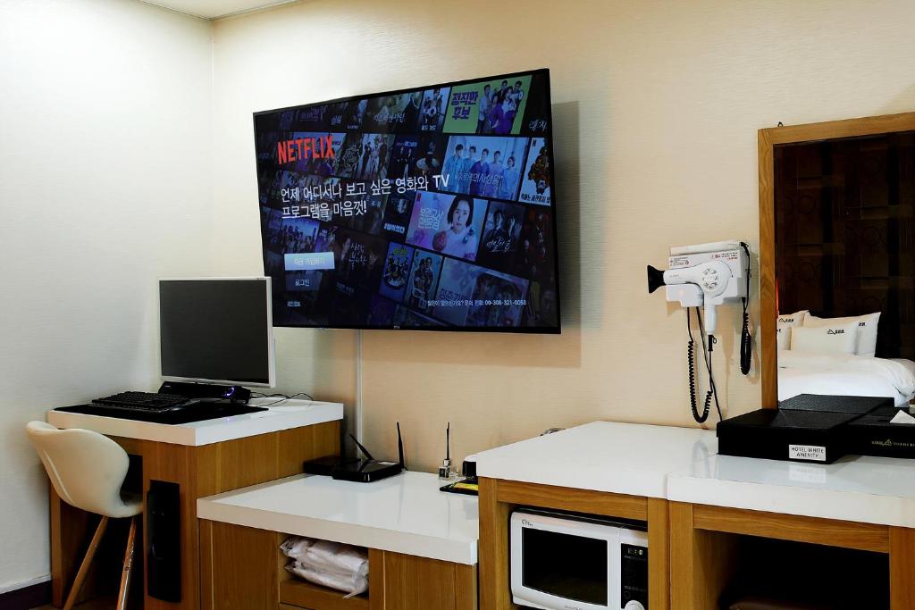 White Tourist Hotel photo 2