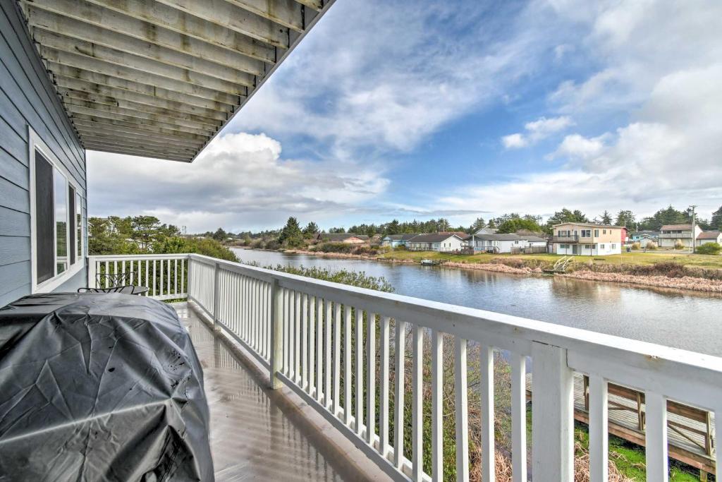 Dog-Friendly Canalfront Condo in Ocean Shores photo 2