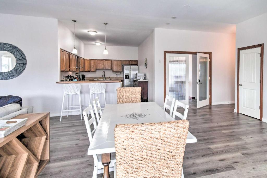 Dog-Friendly Canalfront Condo in Ocean Shores photo 3