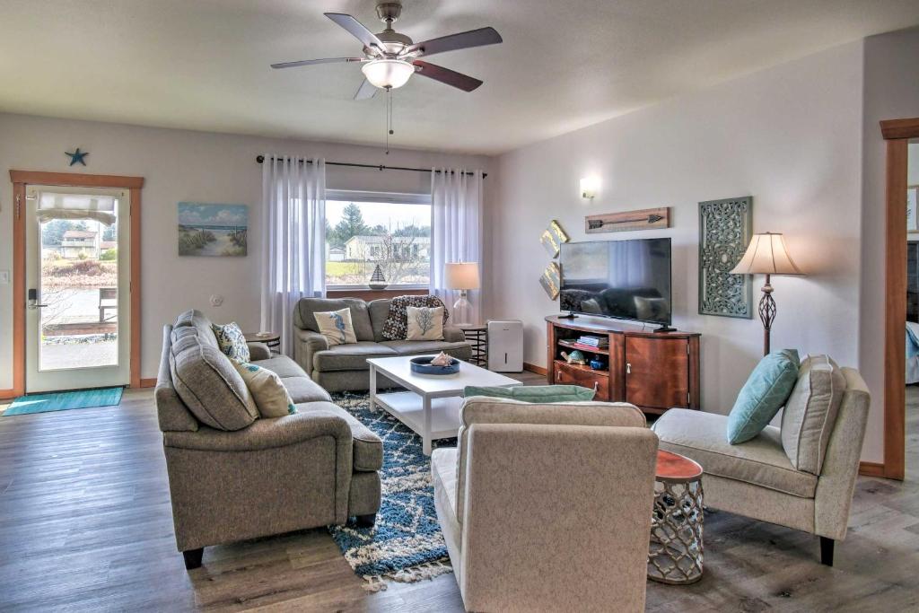 Waterfront Vacation Rental in Ocean Shores photo 2