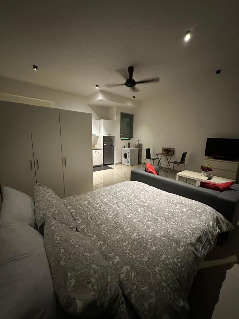 Hideaway at Cybersquare - No Deposit photo 1