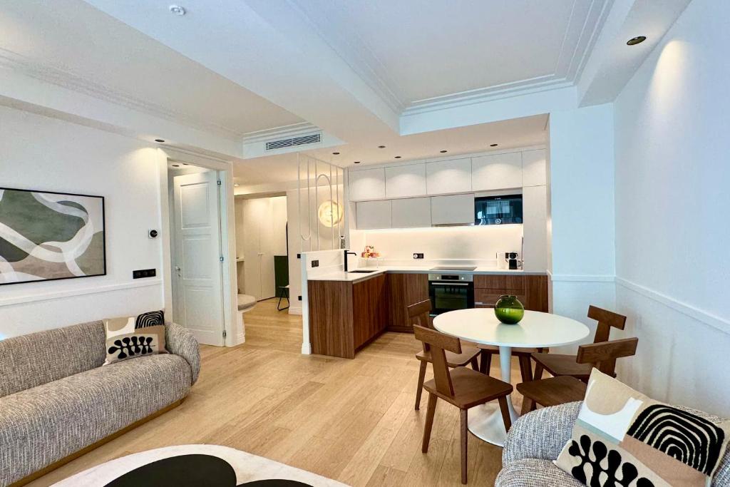 OPERA PROMENADE 4 Brand-new! 4 rooms next to beach balcony sea view photo 3