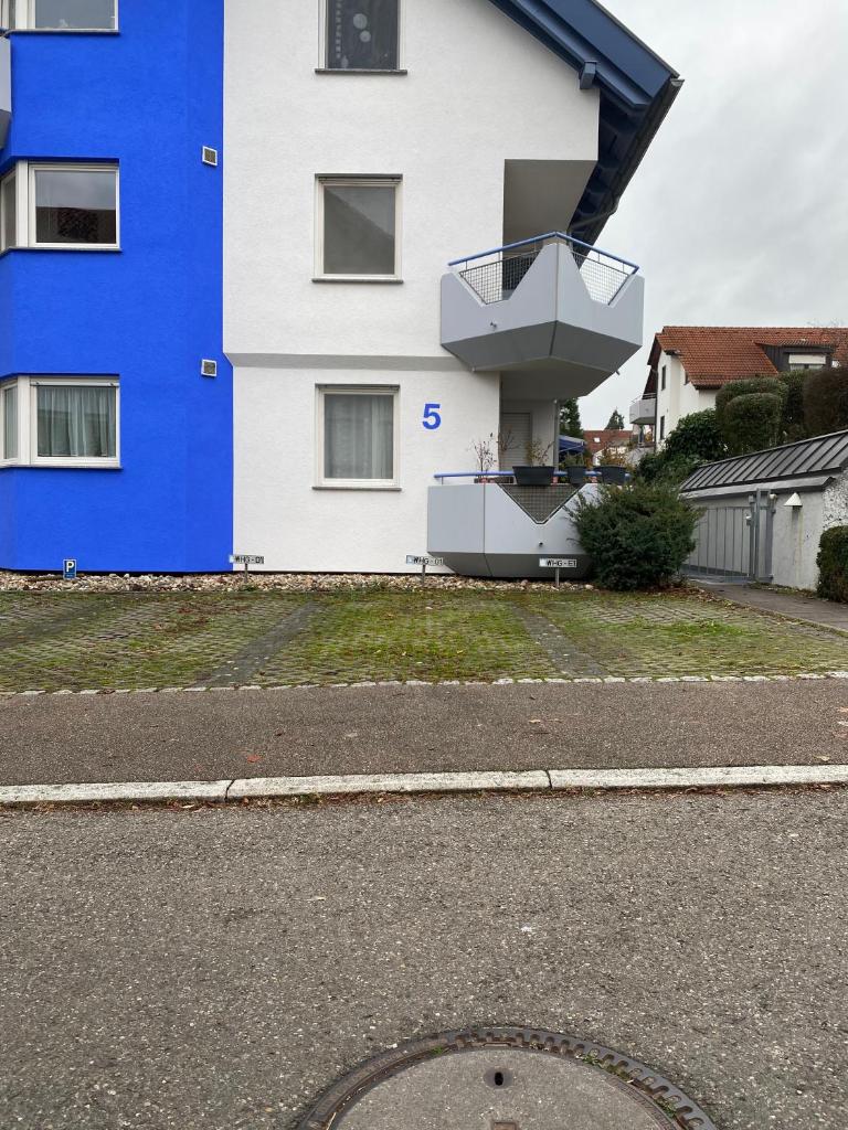 Mercedes I Stuttgart I Kitchen I Home Office I Netflix photo 1