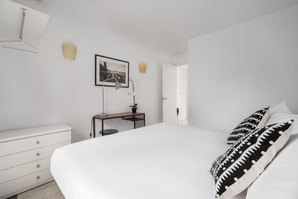 Apartamentos Suite The Way - Tap to explore photos