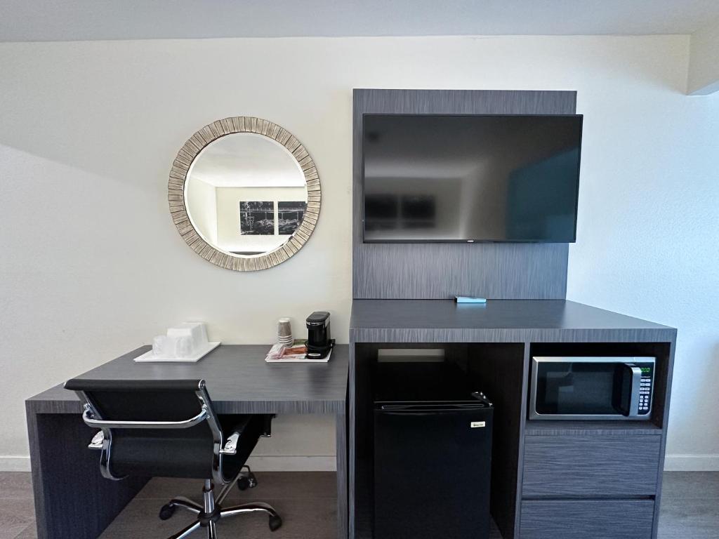 Ramada by Wyndham Anaheim Convention Center - Tap to explore photos