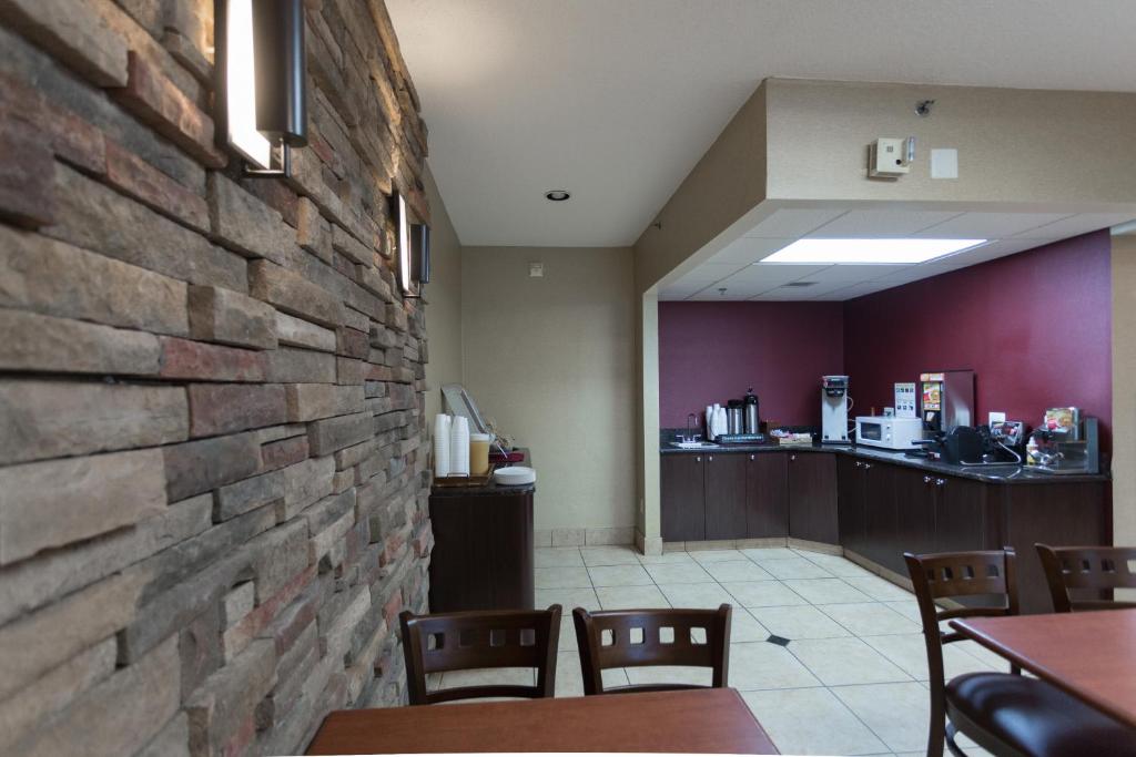 Travelodge by Wyndham Romulus Detroit Airport photo 4